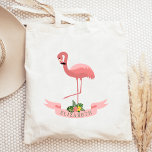 Bolsa Tote Flamingo rosa-rosa personalizado<br><div class="desc">Este saco de tote fofo apresenta uma ilustração de um flamingo cor-de-rosa com o pescoço curvo e uma perna levantada, sobre uma faixa cor-de-rosa decorada com folhagem tropical. Personalize-o para criar um presente único para uma garota que ama flamingos, ou como uma bolsa de presente de damas de honra para...</div>