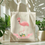 Bolsa Tote Flamingo rosa-rosa personalizado<br><div class="desc">Este saco de tote fofo apresenta uma ilustração de um flamingo cor-de-rosa com o pescoço curvo e uma perna levantada, sobre uma faixa cor-de-rosa decorada com folhagem tropical. Personalize-o para criar um presente único para uma garota que ama flamingos, ou como uma bolsa de presente de damas de honra para...</div>