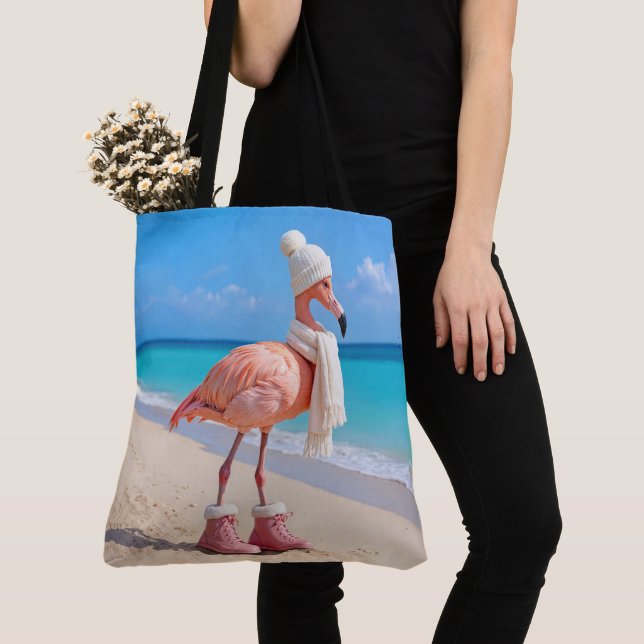 Bolsa Tote Flamingo Usando Cachecol e Chapéu de Inverno (Close Up)