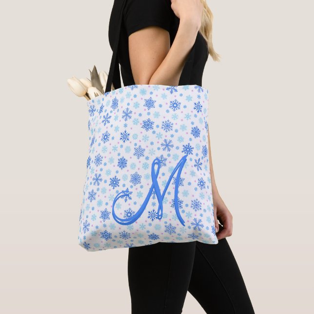 Bolsa Tote Flocos de neve Pastel Baby Blue Monograma Personal (Close Up)