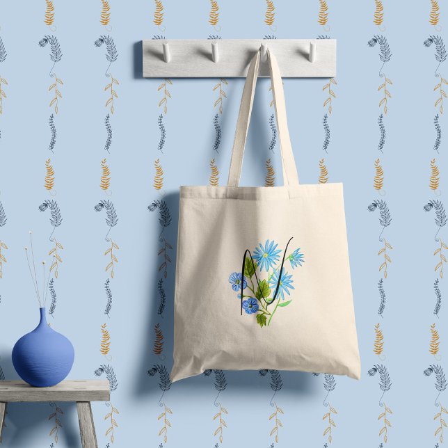 Bolsa Tote Flor azul em aquarela com sua inicial. (Criador carregado)