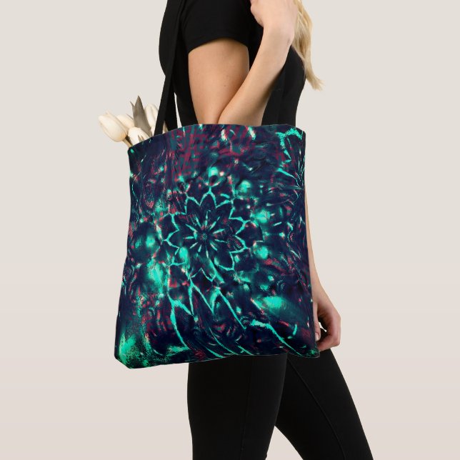 Bolsa Tote Flor estranha perdida na floresta de escombros (Close Up)