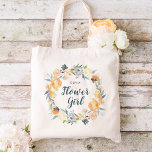 Bolsa Tote Floral Wreath Monogramed Flower Girl<br><div class="desc">Sacos de tote de noiva personalizados personalizados com o nome de sua florista ou outro texto personalizado. Esta elegante design feminina tem uma camada floral de cor d'água com cinzas azuis empoeiradas e flores amarelas de pêssego. Use as ferramentas de design para personalizar cada monograma, escolha qualquer cor de fundo,...</div>