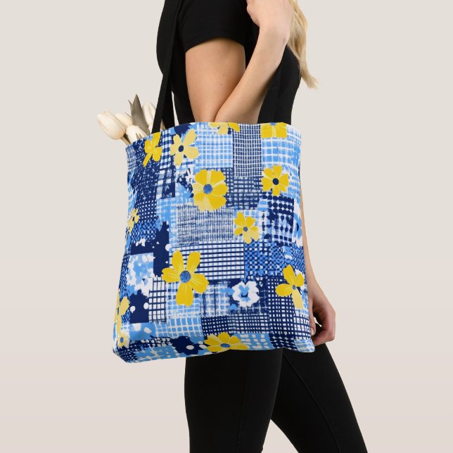 Bolsa Tote Flores Amarelas Padrão Azul (Close Up)