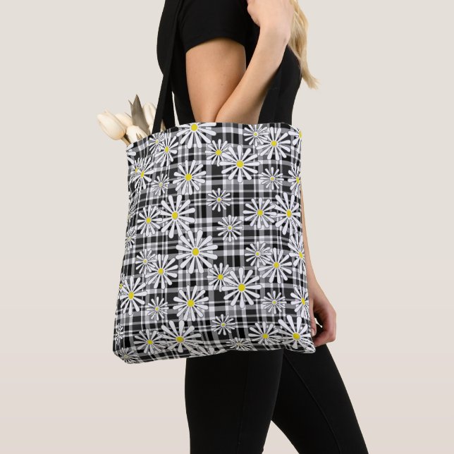 Bolsa Tote Flores brancas camomila no branco preto b (Close Up)