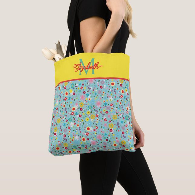 Bolsa Tote Flores da Primavera em Monograma Azul Água (Close Up)