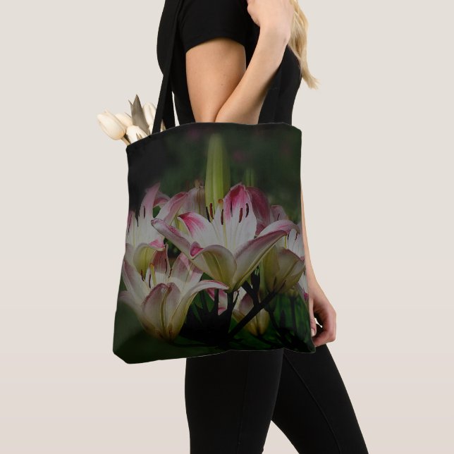 Bolsa Tote Flores de Lírio Brancas e Vermelhas (Close Up)