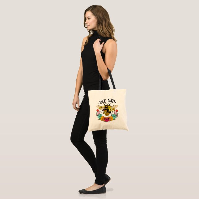 Bolsa Tote Flores Inspiradoras Bee Kind (Frente (modelo))