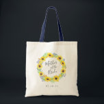 Bolsa Tote Flores, Mãe da Noiva<br><div class="desc">Um doce e elegante presente para a mãe da noiva, bolsa apresenta uma coroa de girassóis e verde aquosos com a "mãe da noiva" inscrita no roteiro escrito à mão. Personalize com sua data de casamento ou o nome do destinatário abaixo. Coordena-se com o casamento e a coleção de eventos...</div>