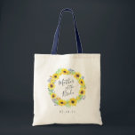 Bolsa Tote Flores, Mãe da Noiva<br><div class="desc">Um doce e elegante presente para a mãe da noiva, bolsa apresenta uma coroa de girassóis e verde aquosos com a "mãe da noiva" inscrita no roteiro escrito à mão. Personalize com sua data de casamento ou o nome do destinatário abaixo. Coordena-se com o casamento e a coleção de eventos...</div>