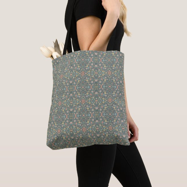Bolsa Tote Flores pastosas com fundo escuro (Close Up)