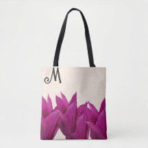 Flores roxas da moda na praia de verão ouro