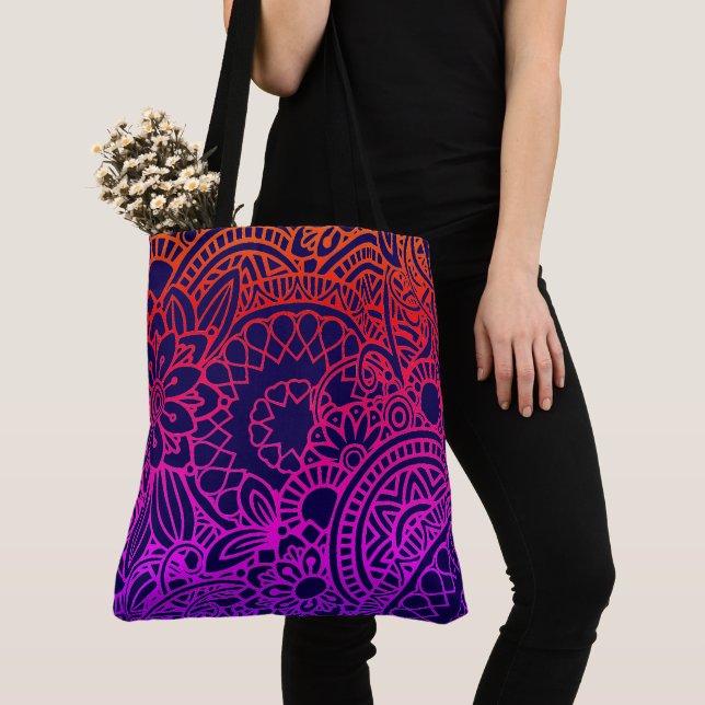 Bolsa Tote Flores Roxas Laranja e Fundo Azul Marinho (Close Up)