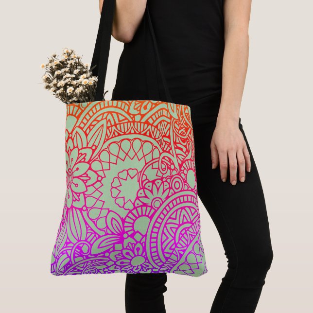 Bolsa Tote Flores Roxas Laranja e Fundo de Sage Suave (Close Up)