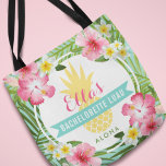 Bolsa Tote Flores Tropicais De Bachelorette Luau Pineapple<br><div class="desc">As bolsas personalizadas da despedida de solteira luau de casamento "Aloha" apresentam um abacaxi amarelo com uma fina amostra de folhas verdes de palma e flores de hibisco tropicais. O texto personalizado do na moda pode ser personalizado com o nome da noiva e sua escolha de texto. As cores vibrantes...</div>
