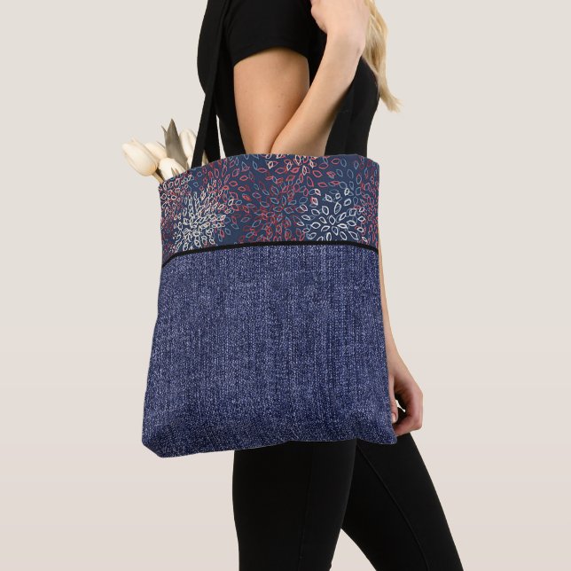 Bolsa Tote Flores vermelhas, brancas e azuis e jeans (Close Up)