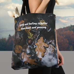 Bolsa Tote Folhas e bolotas do outono em águas misteriosas