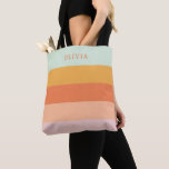 Bolsa Tote Folhas Geométricas Retroativas Personalizadas Pina<br><div class="desc">Comemore em estilo com este nome personalizado tote bag com faixas retrorgeométricas em tons de menta, pêssego e pastel. Perfeito para favores de noivas ou eventos de solteira, este saco combina design com talento moderno inspirado na safra. Personalize-o com o nome de cada membro do partido nobre para criar uma...</div>