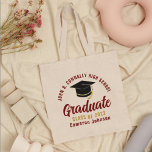 Bolsa Tote Formando Dourado Maroon Personalizado para Graduaç<br><div class="desc">Esta bolsa de tote de formando de marrom e ouro personalizada apresenta seu nome de segundo grau ou de faculdade para a classe de 2023. Personalize com o seu ano de graduação com o script manuscrito chic e o boné formando preto para um presente personalizado de festa de formatura de...</div>