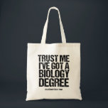 Bolsa Tote Formando Personalizado de Graduação Major da Funny<br><div class="desc">Acredite em mim,  tenho um diploma em Biologia. Uma bolsa de humor de graduação para um professor de biologia ou professor engraçado depois de formando de faculdade ou universidade com curso de ensino. Um legal biólogo cita design.</div>