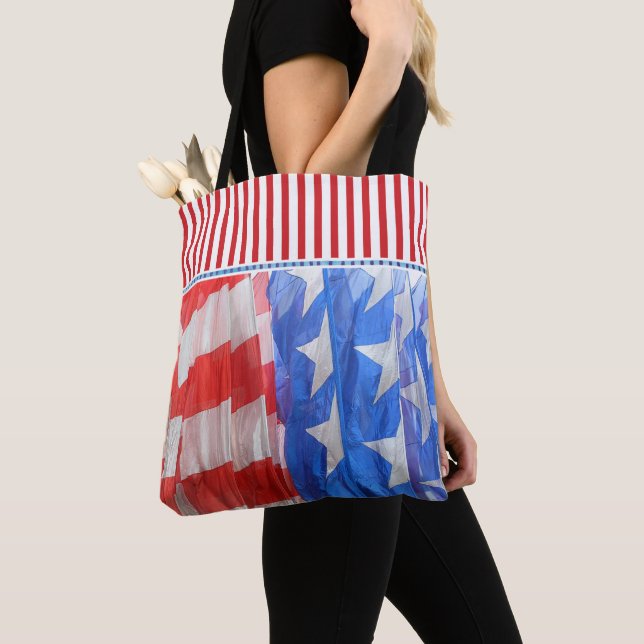 Bolsa Tote Foto da American Flag com borda vermelha (Close Up)