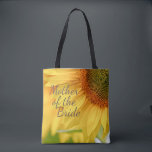 Bolsa Tote Foto Rústica de Girassol Amarelo<br><div class="desc">Impressão, mãe personalizada da bolsa de tote noiva com a foto de um lindo girassol rústico, amarelo e texto personalizável que diz "Mãe da Noiva." A parte de trás desta bolsa tem espaço para adicionar os nomes dos casais e a data do casamento. Funciona bem para casamentos em qualquer época...</div>