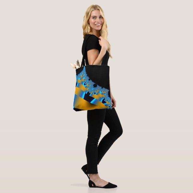 Bolsa Tote Fractal de Fitas Azuis e Amarelas de Seda (No(a) Modelo)