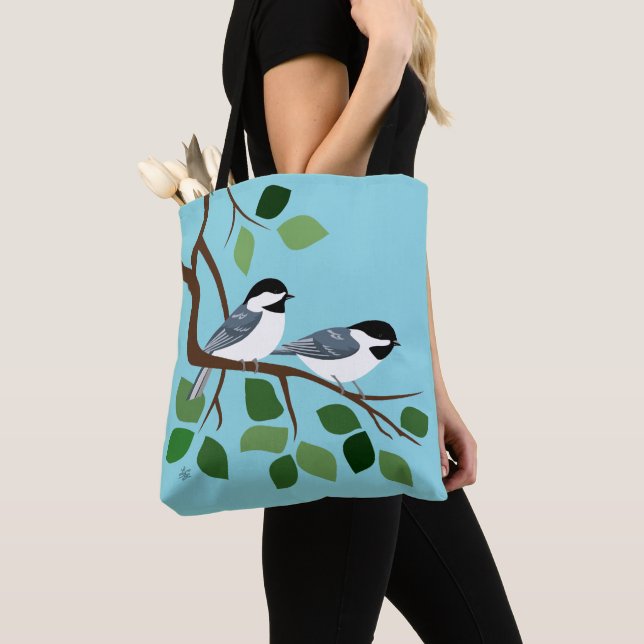 Bolsa Tote Frango com tampão preto na ramificação da árvore (Close Up)