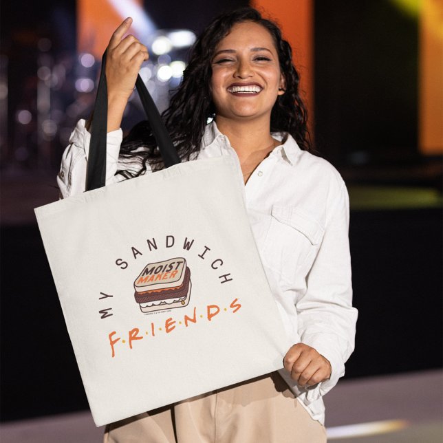 Bolsa Tote FRIENDS™ | Meu Sanduíche (Person holding tote bag)