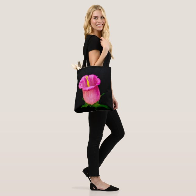 Bolsa Tote Fundo Preto de Bellflower Rosa (No(a) Modelo)
