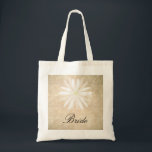 Bolsa Tote Fundo rústico com a noiva da margarida branca<br><div class="desc">Esta sacola caracteriza um tema rústico. O fundo é um design cremoso do papel do vintage e é acentuado com uma margarida branca. O texto customizável lê: Noiva. Esta é uma sacola perfeita para o uso da noiva ao wedding planear assim como o dia do casamento.</div>