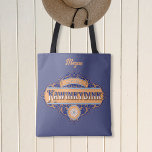Bolsa Tote Funny Vintage Purple "Deve ser um Kawinkydink"<br><div class="desc">Engraçado Vintage Purple "Deve ser um Kawinkydink". Bolsa Tote. Aquele famoso ditado "kawinkydink" numa vintage cercou o emblema em dourados e roxos. Personalize facilmente o espaço fornecido. Faz um presente excelente para uma irmã,  mãe ou qualquer um que se lembre do velho ditado.</div>