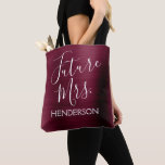 Bolsa Tote Futura Sra. Burgundy Purple Modern Metal<br><div class="desc">Futura Sra. Bride Faux Modern e Elegante Fuax escovou o metal Borgonha de Cranberry Purple Bag, perfeitas para uma Festa de solteira de Marsala ou Maroon. Esta futura Sra. Bag é perfeita para uma festa de solteira. O nome da noiva pode ser atualizado nesta bolsa. Entre em contato com o...</div>