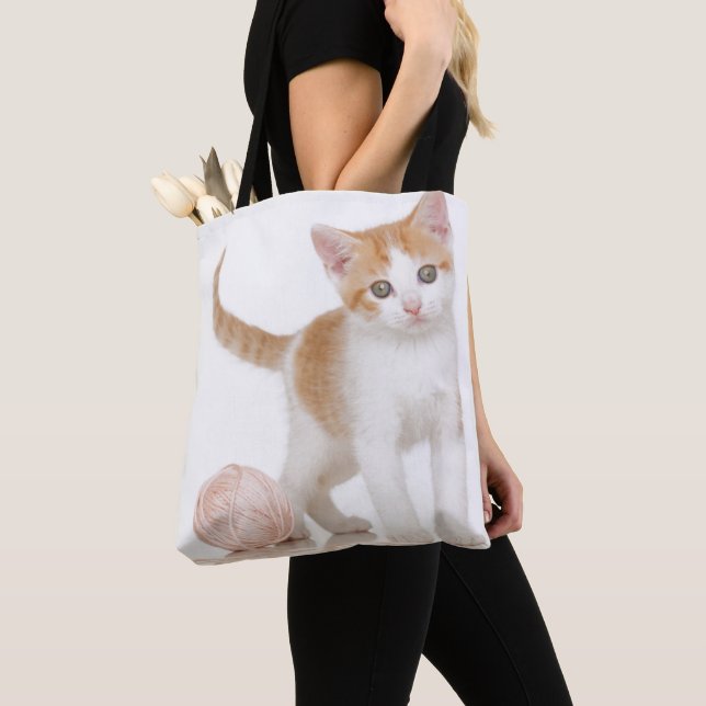 Bolsa Tote Gatinho ao lado da bola da corda (Close Up)