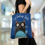 Bolsa Tote Gato Damas Votam Escuridão Feminista Russo<br><div class="desc">"Gatos mulheres votam". Fiquem orgulhosos e compartilhem seu apoio a Kamala Harris sempre que forem comprar com essa bolsa de tote feminista, engraçada e engraçada. Uma ilustração de gato rústica em preto, vermelho, branco e azul-turquesa e branco escrita à mão cobre um fundo azul-marinho. Prove que Vance está errado, orgulhosamente...</div>