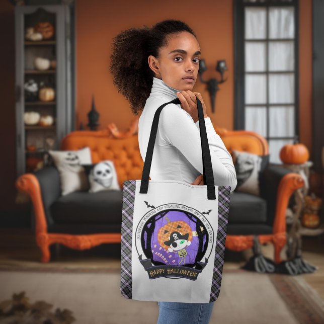 Bolsa Tote Gato e pelado de esqueleto pirata (A woman shows the Pirate skeleton cat and plaid tote bag.)