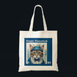 Bolsa Tote Gato festivo no hanukkah brincalhão Disguise<br><div class="desc">Gato Festivo em Disguise - Saco de tote de Chanucá lúdico Comemora o Festival das Luzes com esta sacola de tote única e branca de Chanucá, apresentando um gato disfarçado. Perfeito para amantes de gatos, esta design combina humor com tradições de feriados, fazer uma maneira deliciosa de enviar paz, amor...</div>