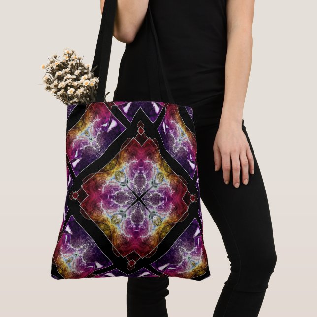 Bolsa Tote Geométrico Vibrante com Acentos Roxos e Dourados (Close Up)