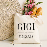 Bolsa Tote Gigi Roman Numeral Year Estabelecido<br><div class="desc">Uma bolsa de tote moderna minimalista para celebrar uma avó quística,  esta bolsa mínima limpa apresenta "Gigi" ou a sua escolha de apelido avó em letras negras de serifa. Personalize com o ano em que ela se tornou avó por baixo de elegantes números romanos para um toque chic.</div>