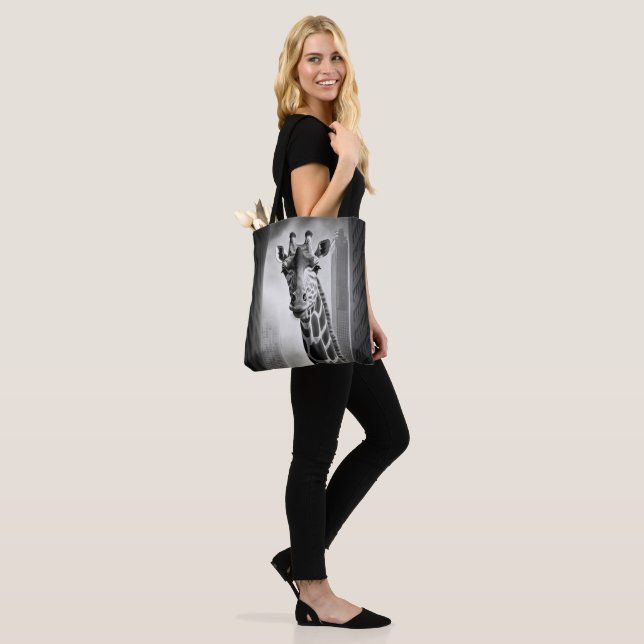Bolsa Tote Girafa em uma paisagem urbana (No(a) Modelo)