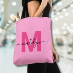 Bolsa Tote Girly Pink Trendy Modern Script Name Monograma<br><div class="desc">Cor-de-rosa-menina personalizada e cor-de-rosa-quente magenta Tendy Modern Script Name Monograma Tote Bag. Adicione uma explosão de diversão e feminilidade ao seu estilo do dia a dia com este saco de tote chic e lúdico. Apresentando um fundo rosa brilhante e feliz e uma inicial cor-de-rosa-quente magenta ousada (sem brilho ou folha...</div>