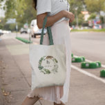 Bolsa Tote Girly Watercolor Greenery Wreath | Monograma<br><div class="desc">Todas as mulheres precisam de um bom carregar para bolsa em torno de todos os seus aspectos essenciais. Quer seja um presente de dama de honra, um presente de aniversário ou até mesmo um pequeno presente para você mesmo, essas bolsas são práticas e na moda—uma combinação vencedora a cada vez....</div>