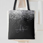 Bolsa Tote Glam Black Silver Glitter Monograma<br><div class="desc">Saco de Tota do Monograma Elegante Glitter Preto Glam. Personalize facilmente este design de saco de tota de chico moderno com elegante brilho prateado num fundo preto. O design apresenta seu monograma manuscrito com espirais bonito e seu nome.</div>