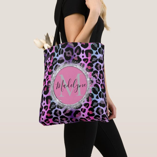 Bolsa Tote Glam Leopardo, Rosa e Monograma Roxo (Close Up)