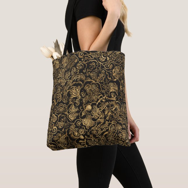 Bolsa Tote Gold Floral Baroque Pattern on Black (Close Up)