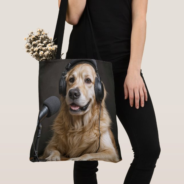 Bolsa Tote Golden Retriever Apresentando um Podcast (Close Up)