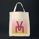 Bolsa Tote Gradação Dourada e rosa monograma<br><div class="desc">design gráfico legal sobre fundo de gradiente cor-de-rosa e dourado com 2 monogramas empilhados iniciais grandes na frente e três ou dois monogramas iniciais pequenos no verso. Moderno e minimalista. Quando você adiciona o seu monograma, talvez seja necessário ajustar o tamanho e o espaçamento de fontes com base na forma...</div>