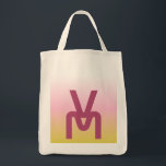 Bolsa Tote Gradação Dourada e rosa monograma<br><div class="desc">design gráfico legal sobre fundo de gradiente cor-de-rosa e dourado com 2 monogramas empilhados iniciais grandes na frente e três ou dois monogramas iniciais pequenos no verso. Moderno e minimalista. Quando você adiciona o seu monograma, talvez seja necessário ajustar o tamanho e o espaçamento de fontes com base na forma...</div>