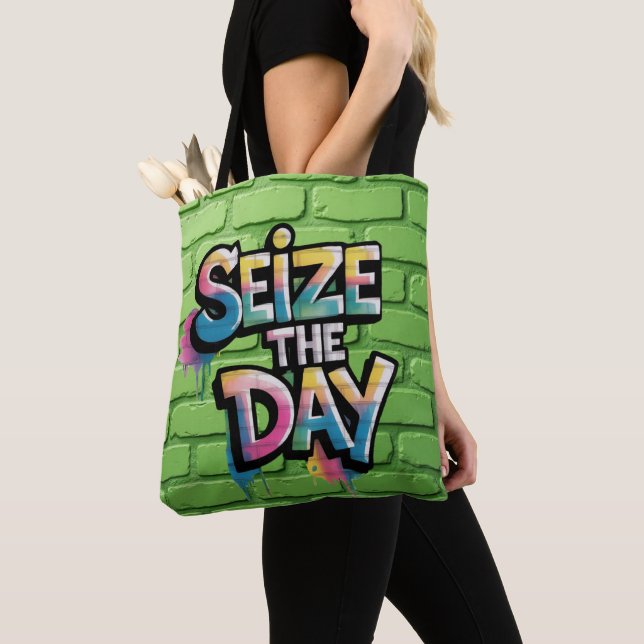 Bolsa Tote Graffiti Colorful Text Saying Seize The Day (Close Up)
