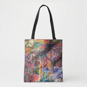 Bolsa Tote Grafite multicolorido na parede de concreto